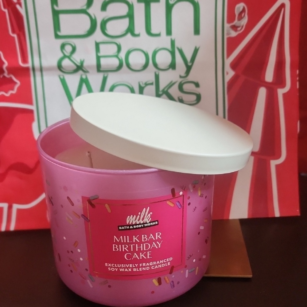 Bath & Body Works Milk Bar Birthday Cake Candle – 14.5 oz